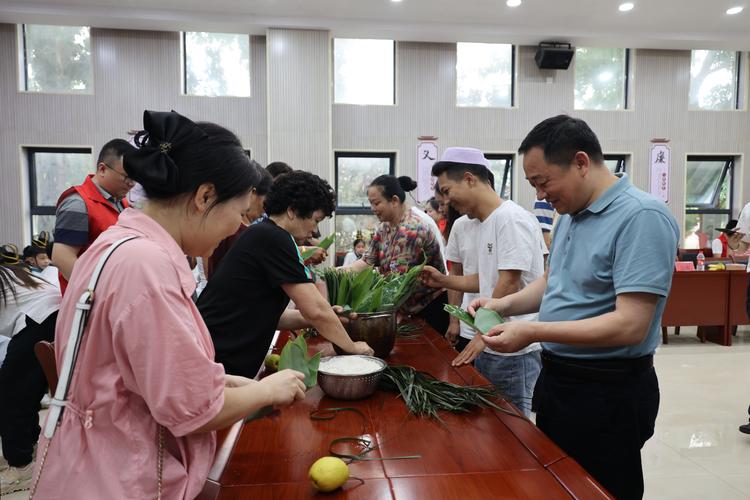 白小姐管家婆四肖八码和谁把屈原包粽子里了与屈原扔粽子